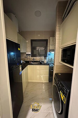 Kylskåp, mikrovågsugn, ugn och kaffe- och tebryggare