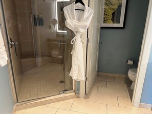 Dusj, hårføner, håndklær og såpe