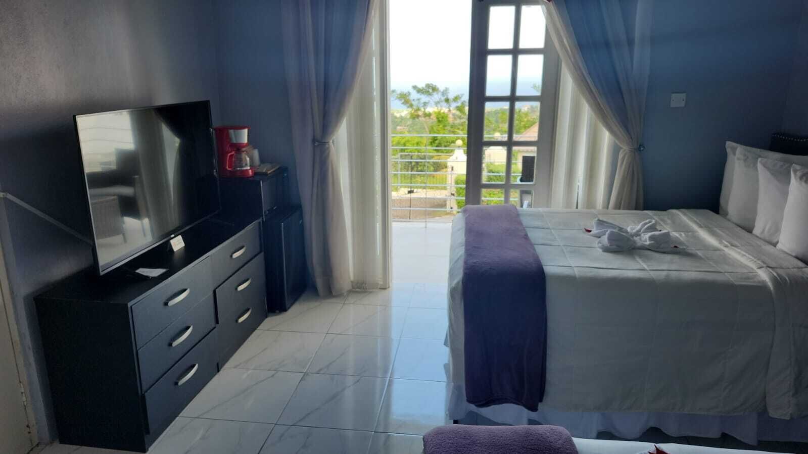 12 habitaciones, escritorio y tabla de planchar con plancha 
