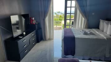 12 habitaciones, escritorio y tabla de planchar con plancha