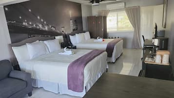 12 habitaciones, escritorio y tabla de planchar con plancha
