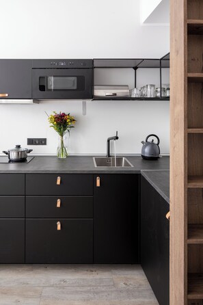 Fridge, microwave, stovetop, coffee/tea maker - Urban Wave Apartment (Hlavní mesto Praha)