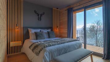 4 habitaciones, escritorio y tabla de planchar con plancha