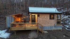 Exterior - Tin Cantina - Cozy Tiny Cabin Near Red River Gorge - Stargazing & Seclusion (Irvine)