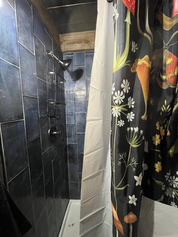 シャワー、タオル、石鹸、トイレットペーパー
