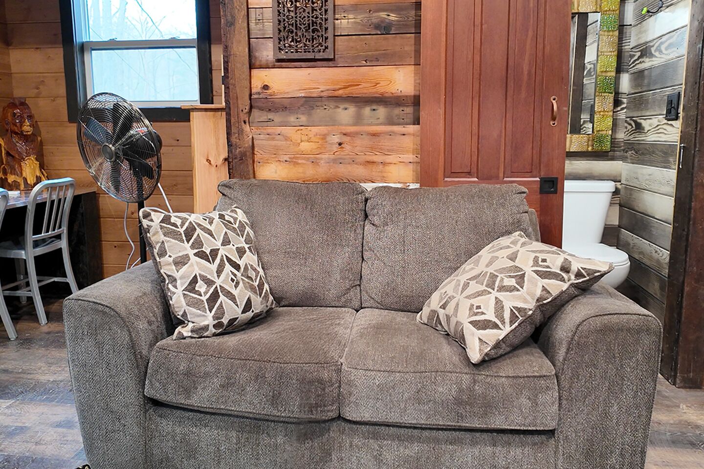 智能電視、壁爐、書籍