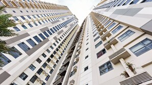 A high-rise building with multiple floors, large windows, and balconies. - Sassy and Classy Fully Furnished Studio Unit located Cebu City Centre (Cebu City)
