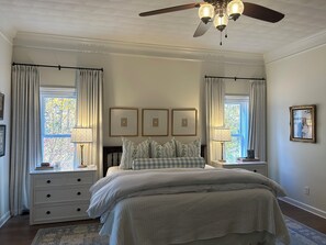 5 bedrooms, iron/ironing board, WiFi, bed sheets - Spacious, fully renovated lakefront home on 1.87 acres in Reynolds Lake Oconee (Greensboro)