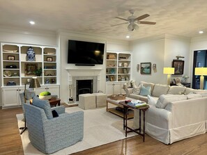 Living area - Spacious, fully renovated lakefront home on 1.87 acres in Reynolds Lake Oconee (Greensboro)