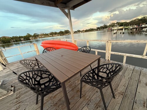 WATERFRONT 2bd/1ba Apartment w/ Kayaks