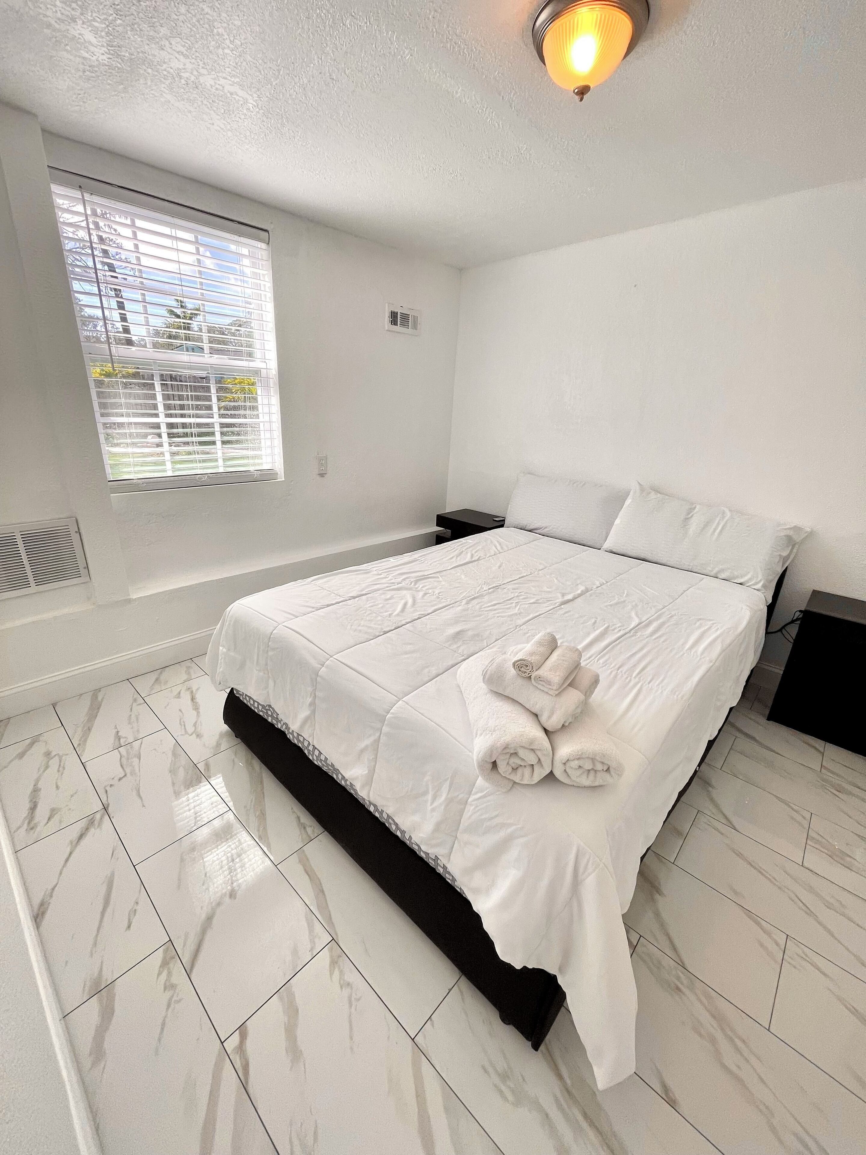 2 habitaciones, tabla de planchar con plancha, wifi y ropa de cama 