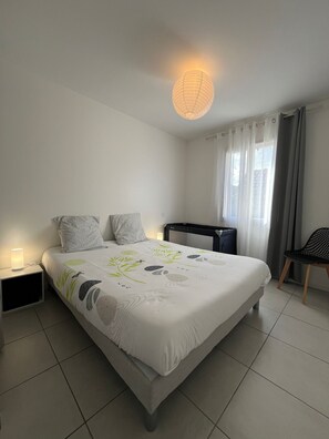 3 bedrooms, iron/ironing board, WiFi, bed sheets