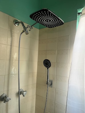 Sèche-cheveux, serviettes fournies, savon, papier toilette