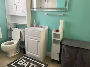 Secador de pelo, toallas, jabón, papel higiénico