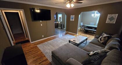 Charming 2-bedroom bungalow with WiFi minutes away from St Francis Hospital