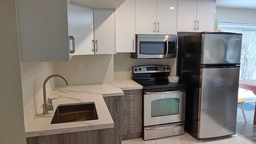 Studio apartment 3mins from Carrying Place Golf Club & The Manor. Off HW 400