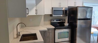 Studio apartment 3mins from Carrying Place Golf Club & The Manor. Off HW 400