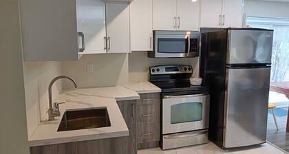 Studio apartment 3mins from Carrying Place Golf Club & The Manor. Off HW 400