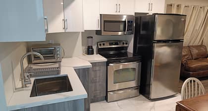 Studio apartment 3mins from Carrying Place Golf Club & The Manor. Off HW 400