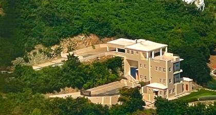 Charming 1-bedroom apartment in welcoming Tortola with WiFi, AC