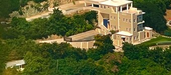 Charming 1-bedroom apartment in welcoming Tortola with WiFi, AC