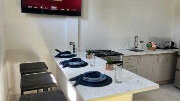 Mikrobølgeovn, kogeplade, opvaskemaskine