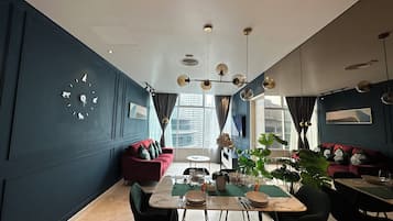 Family Apartment, City View | In-room dining