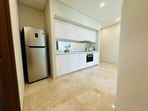 Fridge, microwave, oven, stovetop - SKY premium Suites KLCC  (Kuala Lumpur)