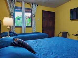 Dobbeltrom – standard, privat bad, fjellutsikt | Skrivebord, skrivebord for bærbar PC, wi-fi (inkludert) og sengetøy