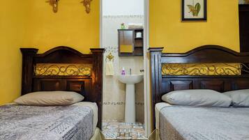 Standard-Doppelzimmer, eigenes Bad, Bergblick | Schreibtisch, laptopgeeigneter Arbeitsplatz, kostenloses WLAN