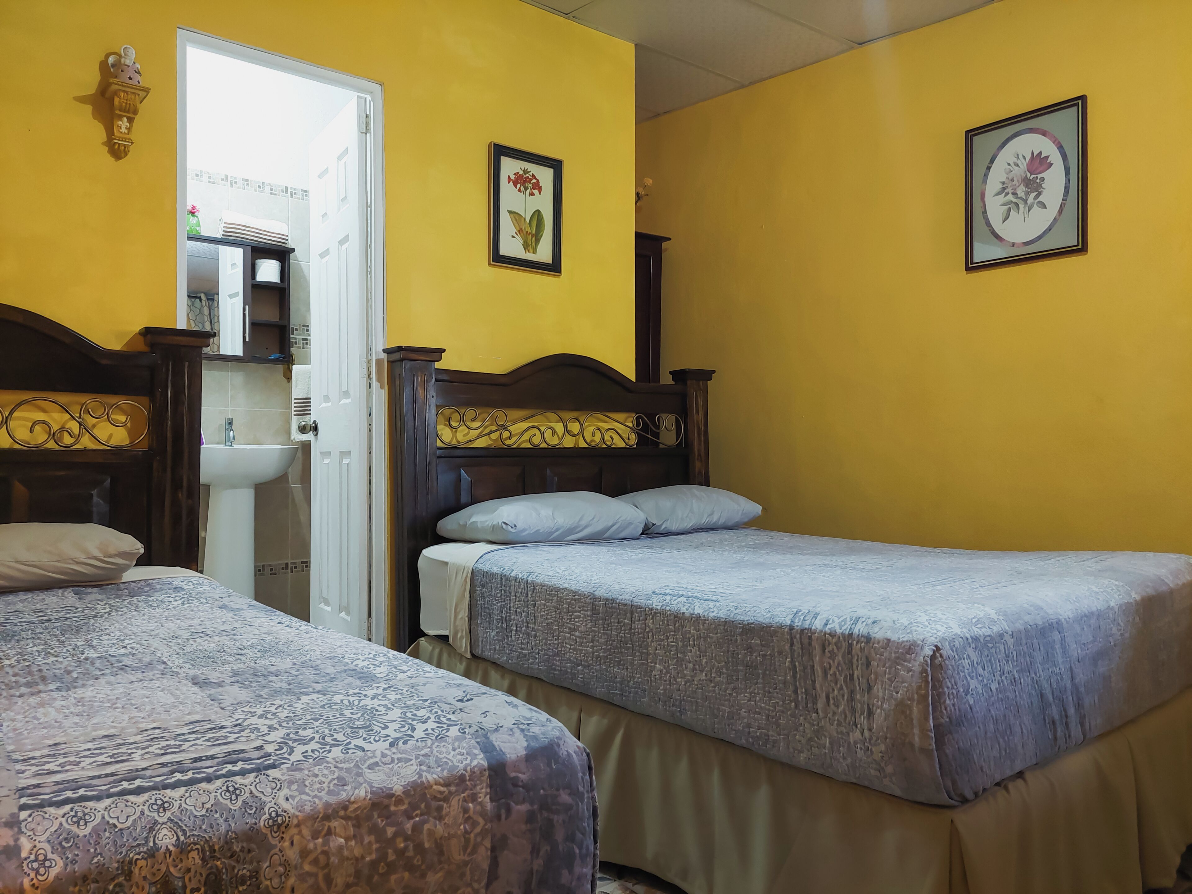 Standaard tweepersoonskamer, privébadkamer, uitzicht op bergen | Een bureau, een laptopwerkplek, gratis wifi, beddengoed