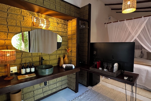 Quarto casal superluxo | Área de estar | TV LED 50 polegadas com canais a cabo, Netflix, serviços de streaming