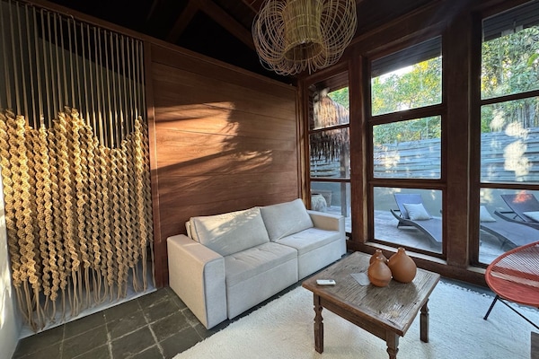 Vila superluxo | Área de estar | TV LED 50 polegadas com canais a cabo, Netflix, serviços de streaming