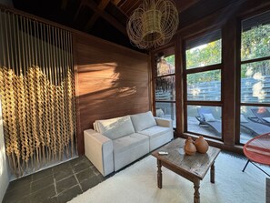 ลักซ์ชัวรี่วิลล่า | บริเวณนั่งเล่น | ทีวีจอแอลอีดี 50 นิ้ว พร้อมช่องเคเบิล, Netflix, บริการสตรีมมิ่ง