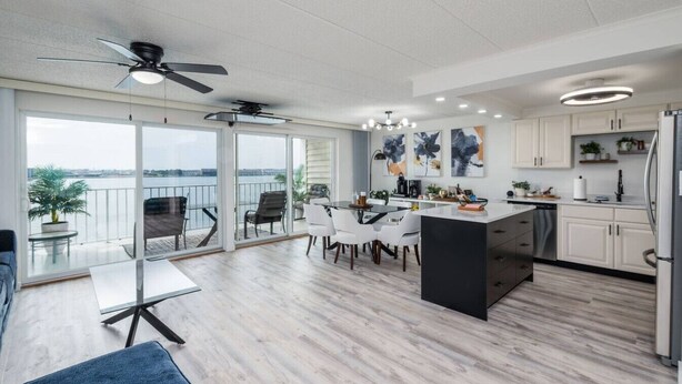 Eine moderne Wohnung mit Balkon, Essbereich und Küche.