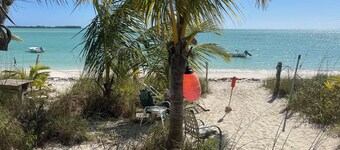 Quaint 2-bedroom beach cottage with WiFi + AC in enchanting Casuarina Settlement