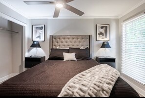 2 عدّة غرف نوم ومكواة/لوح كي وواي فاي وملاءات أسرّة