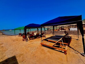 Espreguiçadeiras, toalhas de praia 