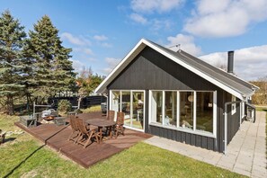 Outdoor dining - 4 bedroom nice home in Ebeltoft (Ebeltoft)