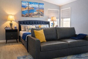 Smart TV, fireplace, books - Large estate/3 Kings/2 fenced yards/Grill/Games/2 Firepits/Dogs OK/Boat parking (Page)