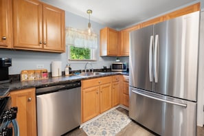 Jääkaappi, mikroaaltouuni, uuni, liesi