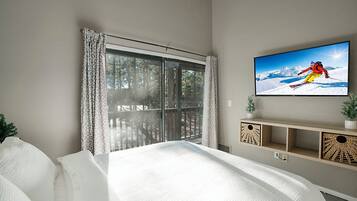 3 bedrooms, desk, iron/ironing board, travel crib