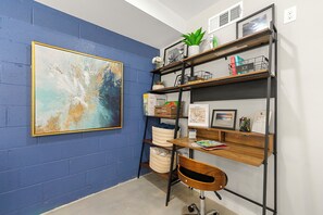 Interior - The Rhitreat - Studio, 10 Min Downtown & Airport (Atlanta)