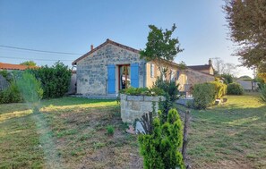 Exterior - Awesome home in Ambares et Lagrave (Ambares et Lagrave)