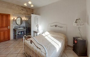 4 bedrooms, iron/ironing board, free WiFi, bed sheets - Awesome home in Ambares et Lagrave (Ambares et Lagrave)