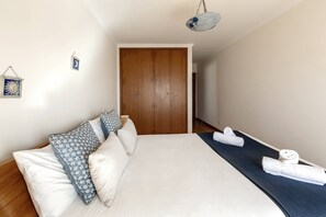 2 habitaciones, tabla de planchar con plancha, cuna de viaje y internet 