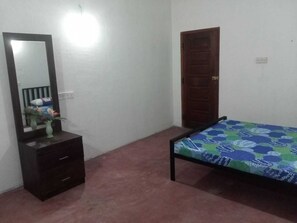 3 bedrooms, iron/ironing board, WiFi, bed sheets - Cozy 2-bedroom house in charming Katunayaka with WiFi, AC (Katunayake)