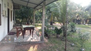 Outdoor dining - Cozy 2-bedroom house in charming Katunayaka with WiFi, AC (Katunayake)