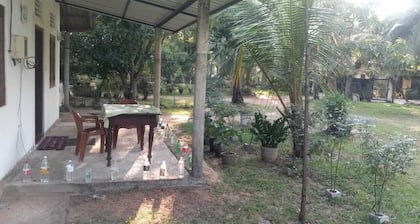 Cozy 2-bedroom house in charming Katunayaka with WiFi, AC