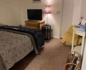 1 bedroom, iron/ironing board, WiFi, bed sheets - Adorable in-law studio w/private entrance-Minutes to downtown, 5 miles to beach! (Westerly)